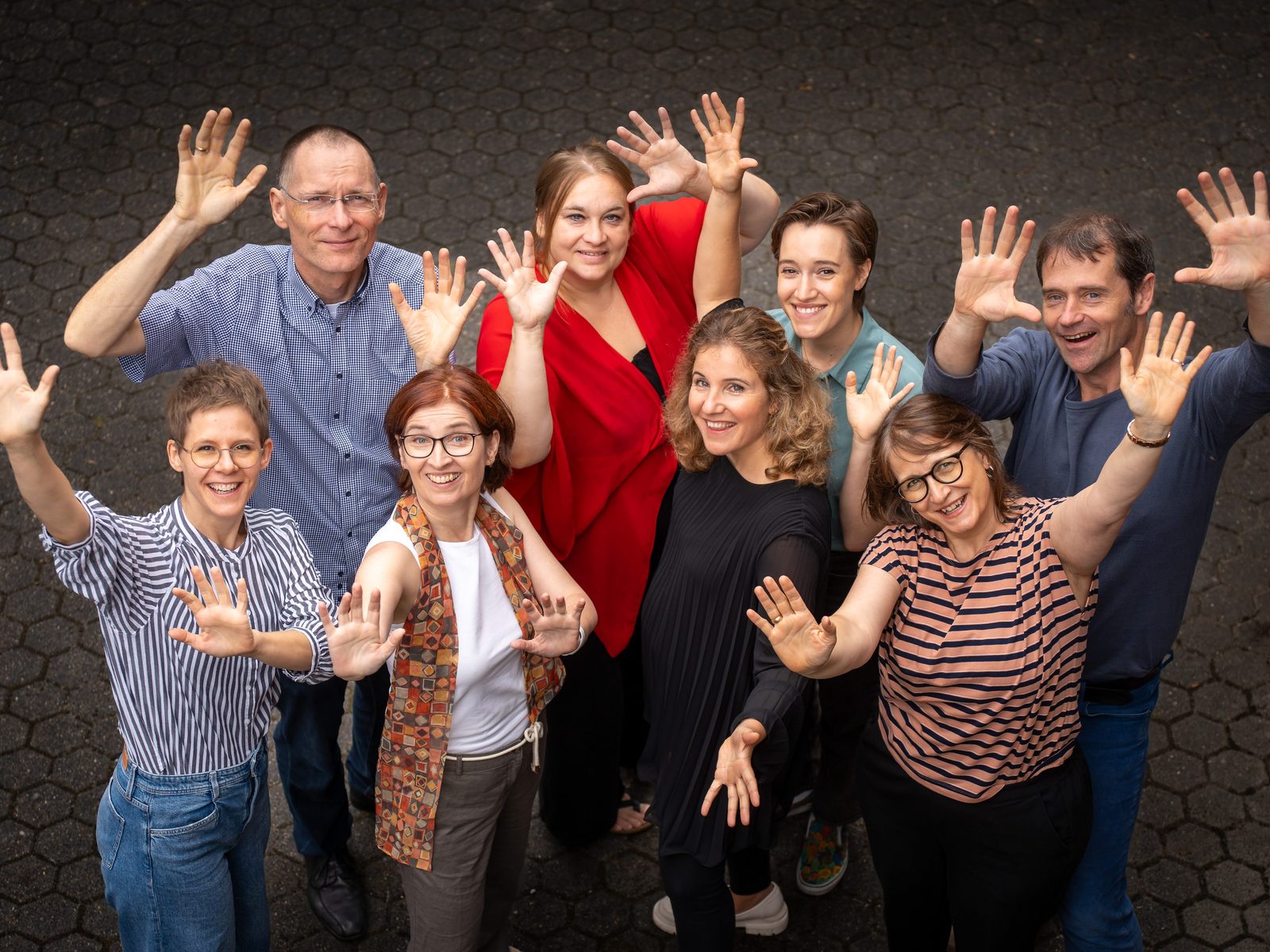 Das Team der Stimmschmiede Bonn im Innenhof der Ellerstraße